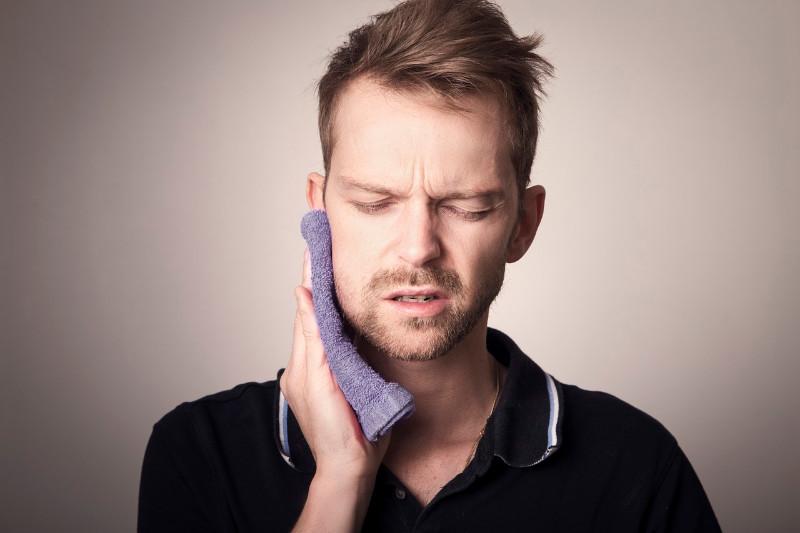 COMMENT L’OSTEOPATHE PEUT SOULAGER VOS DOULEURS OU BLOQUAGES DE MACHOIRE ?