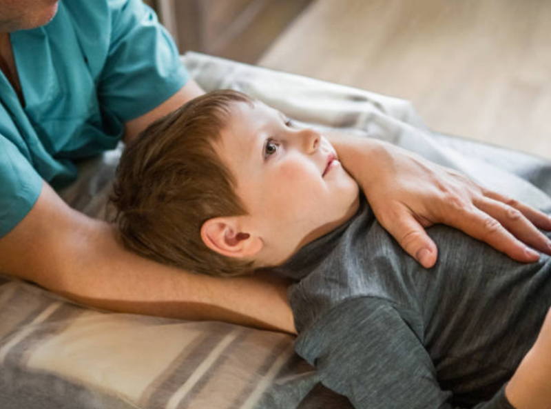 L'Ostéopathie pour les Enfants : Quand et Pourquoi Consulter Dès le Plus Jeune Âge ?